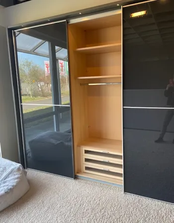 Kleiderschrank: 1000.- €